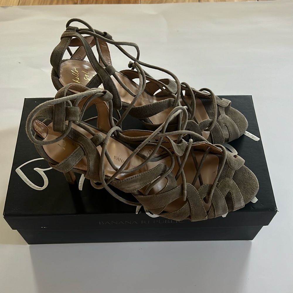 Banana Republic Suede lace up hills sandals green 10